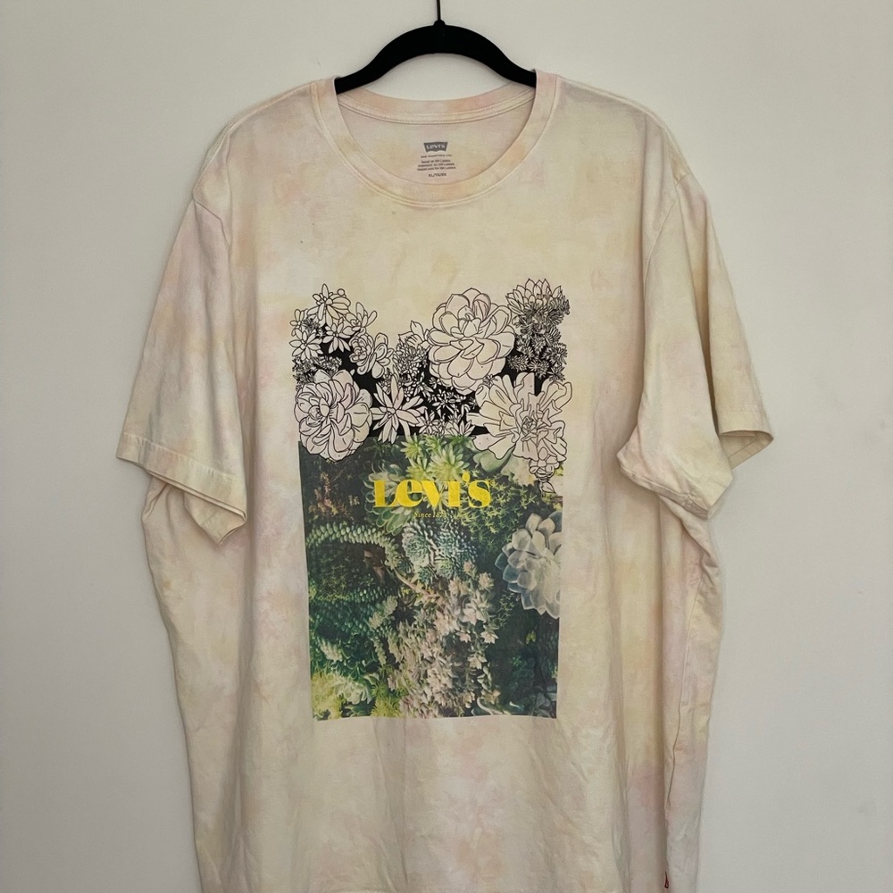 Levi's Floral Graphic Tee in Cream